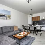 Relex With Pool & Jacuzzi