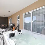 Relex With Pool & Jacuzzi *