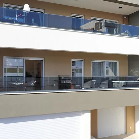 Relex With Pool & Jacuzzi