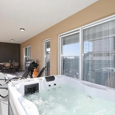 Relex With Pool & Jacuzzi *