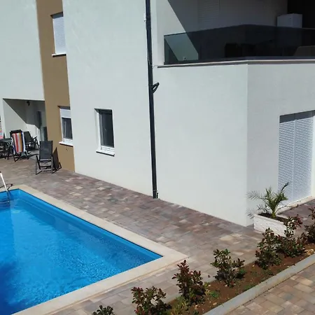 Relex With Pool & Jacuzzi