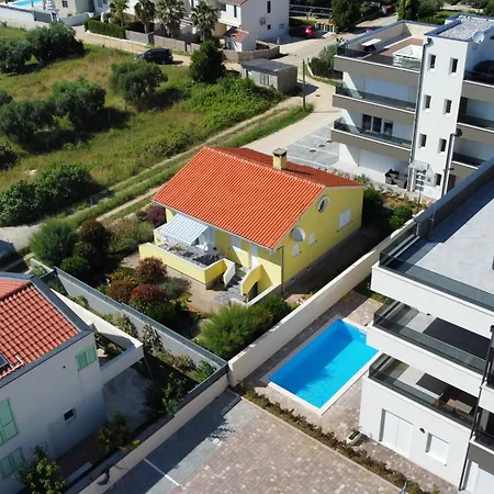 Relex With Pool & Jacuzzi Privlaka