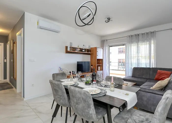 Relex With Pool & Jacuzzi Privlaka