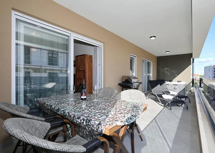 Relex With Pool & Jacuzzi Apartman