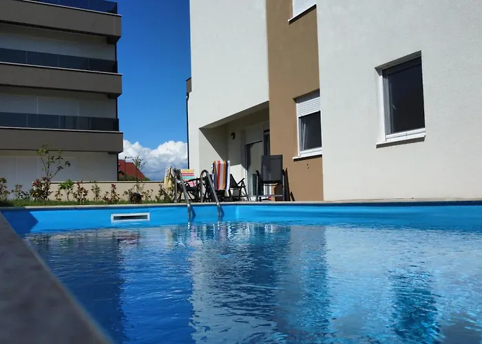 Relex With Pool & Jacuzzi Privlaka