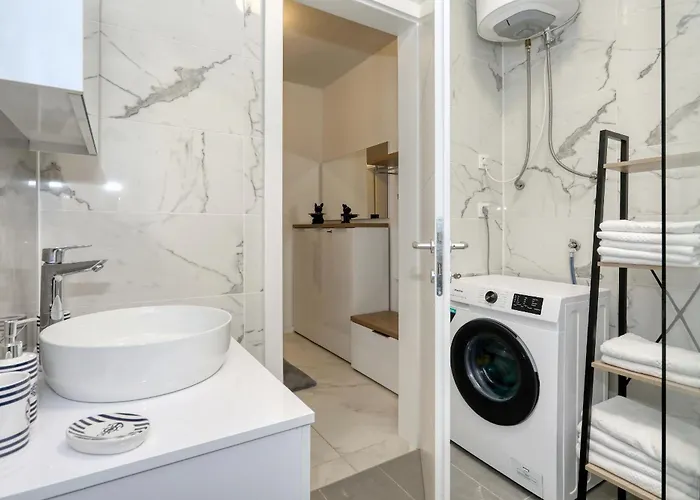 Relex With Pool & Jacuzzi