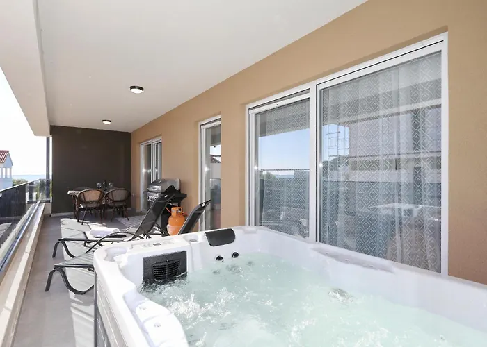 Relex With Pool & Jacuzzi *