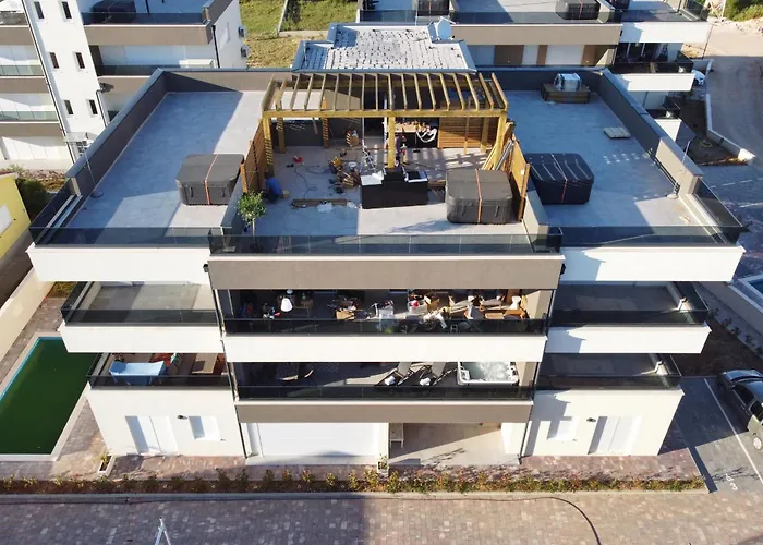 Relex With Pool & Jacuzzi