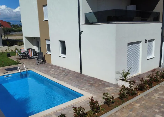 Relex With Pool & Jacuzzi